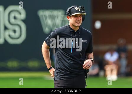 19 aprile 2025 - Jake Dickert, capo allenatore di football per Wake Forest durante la partita di calcio primaverile. Partita di football della NCAA Wake Forest Spring all'Allegacy Federal Credit Union Stadium, Winston-Salem, North Carolina. David Beach/CSM Foto Stock
