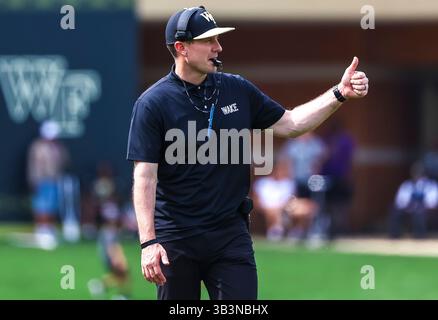 19 aprile 2025 - Jake Dickert, capo allenatore di football per Wake Forest durante la partita di calcio primaverile. Partita di football della NCAA Wake Forest Spring all'Allegacy Federal Credit Union Stadium, Winston-Salem, North Carolina. David Beach/CSM Foto Stock