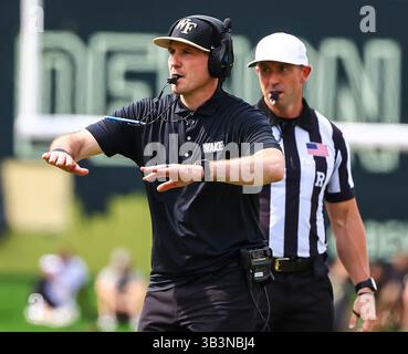 19 aprile 2025 - Jake Dickert, capo allenatore di football per Wake Forest durante la partita di calcio primaverile. Partita di football della NCAA Wake Forest Spring all'Allegacy Federal Credit Union Stadium, Winston-Salem, North Carolina. David Beach/CSM Foto Stock