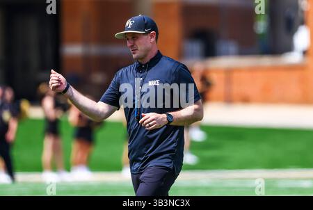 19 aprile 2025 - Jake Dickert, capo allenatore di football per Wake Forest durante la partita di calcio primaverile. Partita di football della NCAA Wake Forest Spring all'Allegacy Federal Credit Union Stadium, Winston-Salem, North Carolina. David Beach/CSM Foto Stock