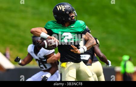 19 aprile 2025: Robby Ashford (2), senior della Wake Forest, passa il pallone durante la partita primaverile. Partita di football della NCAA Wake Forest Spring all'Allegacy Federal Credit Union Stadium, Winston-Salem, North Carolina. David Beach/CSM Foto Stock