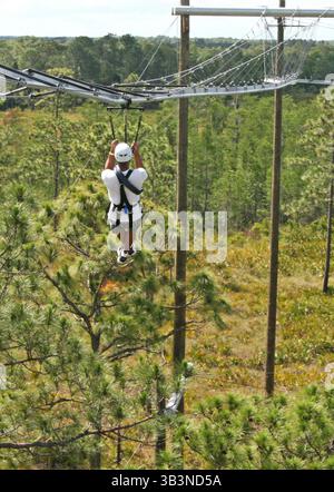 4 dicembre 2017 - Orlando, FL, USA - Un pilota di zip-line per la prima volta parte sul Rattlesnake, un giro di quasi 1.000 metri di curve, curve e tuffi a Forever Florida. (Immagine di credito: © Marjie Lambert/TNS tramite filo ZUMA) Foto Stock