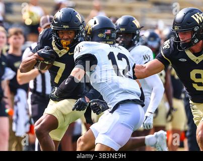 19 aprile 2025: Wake Forest sophomore Micah Mays Jr. (7) corre palla dopo cattura. Partita di football della NCAA Wake Forest Spring all'Allegacy Federal Credit Union Stadium, Winston-Salem, North Carolina. David Beach/CSM Foto Stock