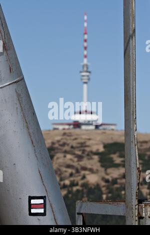 Segni turistici utilizzati in repubblica Ceca vicino a t o trasmettitore televisivo e torre di guardia sulla cima del monte Praded nelle montagne di Jeseniky. Foto Stock