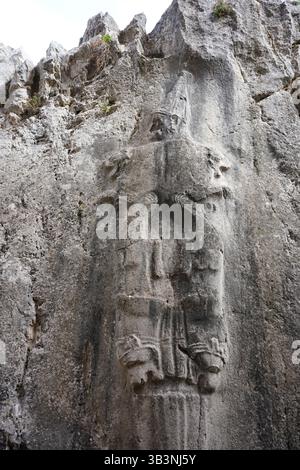 Rilievo del dio dell'oltretomba Nergal a Yazilikaya, antica città di Hattusa nella città di Corum, Turkiye Foto Stock
