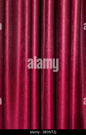 Tenda rossa in velluto. Trama di sfondo. Cinema, teatro, sfondo a tema Foto Stock