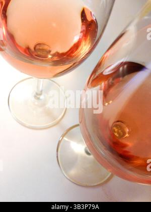Due bicchieri di vino rosa in prospettiva ravvicinata Foto Stock