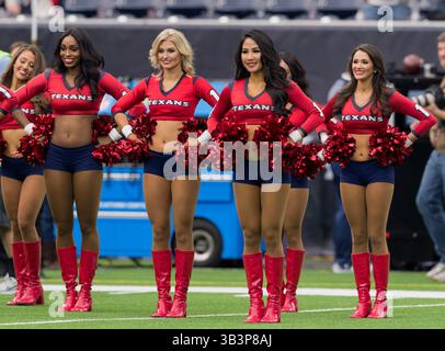 11 dicembre 2017 - Houston, Texas, Stati Uniti - gli Houston Texans Cheerleaders durante le festività pre-partita nella gara di stagione regolare NFL tra gli Houston Texans e i San Francisco 49ers all'NRG Stadium di Houston, Texas i 49ers hanno battuto i Texans 26-16 (Credit Image: © Maria Lysaker via ZUMA Wire) Foto Stock