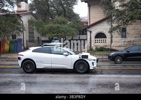 Austin, Stati Uniti. 18 febbraio 2025. Un'auto a guida autonoma di Waymo vista ad Austin, Texas. Foto Stock