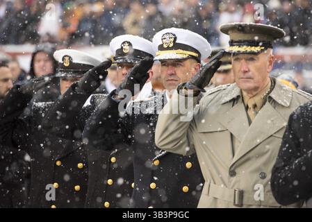 10 dicembre 2017 - Filadelfia, PA, Stati Uniti - Master del comando dell'Accademia navale degli Stati Uniti Jeffrey Kirby (a sinistra), Master Chief Petty Officer della Marina degli Stati Uniti Steven Giordano, Chief of Naval Operations John Richardson e Chief of staff Chairman Joseph Dunford saluto durante l'inno nazionale presso la U.S. Army Military Academy West Point Black Knights vs U.S. Naval Academy Navy Midshipmen partita di football al Lincoln Financial Field 9 dicembre 2017 a Philadelphia, Pennsylvania. (Immagine di credito: © Nathan Laird/Planet Pix tramite ZUMA Wire) Foto Stock