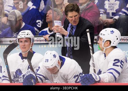 20 gennaio 2018: Il capo allenatore dei Toronto Maple Leafs Mike Babcock dà la direzione durante la partita NHL tra i Toronto Maple Leafs e gli Ottawa Senators al Canadian Tire Centre di Ottawa, Canada. Toronto ha vinto la partita con un punteggio di 4-3. Daniel Lea/CSM (immagine di credito: &Copy; Daniel Lea/CSM tramite cavo ZUMA) Foto Stock