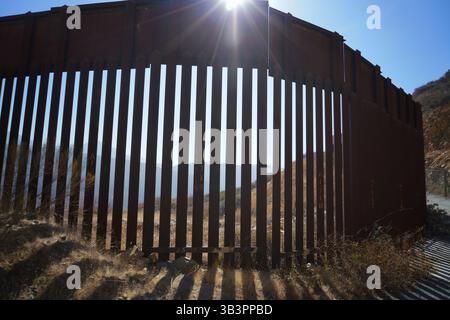 4 gennaio 2018 - San Diego, CA, USA - ad est di Tijuana la recinzione diventa più di un disegno ballard, per consentire agli agenti della pattuglia di controllare il movimento a sud della recinzione di confine. (Immagine di credito: © Nelvin C. Cepeda/TNS tramite filo ZUMA) Foto Stock