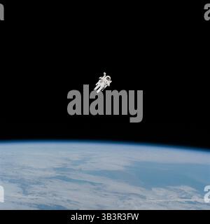 21 dicembre 2017 - FILE - l'ex ASTRONAUTA BRUCE MCCANDLESS II (nato l'8 giugno 1937, morto il 21 dicembre 2017), notoriamente catturato in una foto del 1984 che documenta il primo volo senza cavi nello spazio, è morto, ha detto la NASA. Aveva 80 anni. NELLA FOTO: 7 febbraio 1984 foto scattata dai suoi compagni a bordo dello Space Shuttle Challenger orbitante sulla Terra nella missione STS-41B, l'astronauta della NASA Bruce McCandless II si avvicina alla sua massima distanza dal veicolo. McCandless è diventato il primo astronauta a manovrare nello spazio senza vincoli. (Immagine di credito: © NASA/ZUMAPRESS.com) Foto Stock