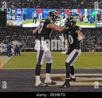 23 dicembre 2017 - Baltimore, MD, USA - il tight end dei Baltimore Ravens Maxx Williams, a sinistra, festeggia con il compagno di squadra Chris Moore dopo una ricezione da touchdown da 4 yard nel quarto periodo contro gli Indianapolis Colts all'M & T Bank Stadium di Baltimora sabato 23 dicembre 207. I Ravens vinsero 23-16. (Immagine di credito: © Kenneth K. Lam/TNS tramite filo ZUMA) Foto Stock