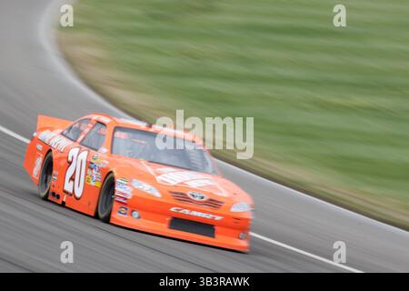 27 marzo 2011 - Fontana, California, Stati Uniti - Joey Logano pilota della #20 The Home Depot Toyota durante la NASCAR Sprint Cup Series Auto Club 400 all'Auto Club Speedway. (Immagine di credito: © Brandon Parry via ZUMA Wire) Foto Stock