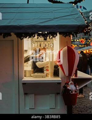 Accogliente mercato natalizio che serve bevande calde al tramonto con luci e decorazioni festive a Copenhagen Foto Stock