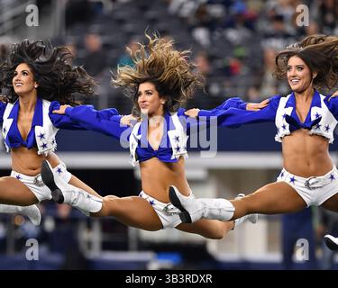 24 dicembre 2017: Le cheerleader dei Dallas Cowboys si esibiscono prima di una partita di football tra Seattle Seahawks e Dallas Cowboys all'AT&T Stadium di Arlington, Texas. Shane Roper/CSM(immagine di credito: &Copy; Shane Roper/CSM tramite cavo ZUMA) Foto Stock