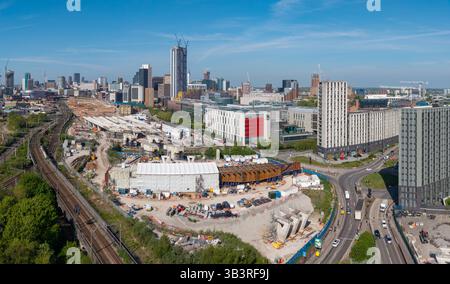Una vista panoramica aerea dello skyline di Birmingham con il cantiere HS2 e i binari ferroviari che corrono accanto agli edifici universitari sulla C. Foto Stock