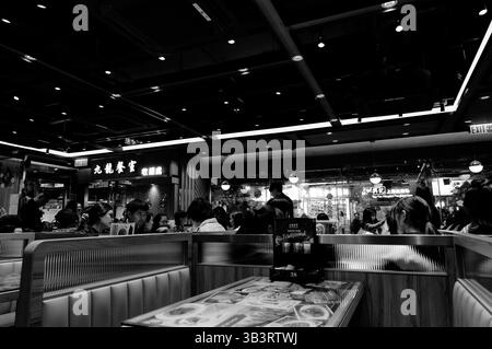 Cabine affollate e chiacchiere tranquille riempiono il caos di Hong Kong teng Foto Stock