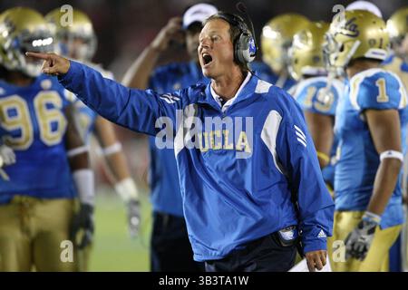 11 settembre 2010 - Pasadena, California, Stati Uniti d'America - UCLA Bruins allenatore Rick Neuheisel durante la partita UCLA vs Stanford al Rose Bowl, Stanford ha sconfitto UCLA con un punteggio finale di 35-0. (Immagine di credito: © Brandon Parry via ZUMA Wire) Foto Stock