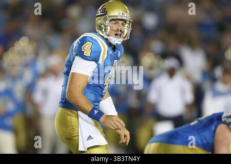 11 settembre 2010 - Pasadena, California, Stati Uniti d'America - il quarterback degli UCLA Bruins Kevin Prince #4 alla linea di scrimmage durante la partita UCLA vs Stanford al Rose Bowl, Stanford ha sconfitto UCLA con un punteggio finale di 35-0. (Immagine di credito: © Brandon Parry via ZUMA Wire) Foto Stock