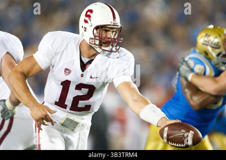 11 settembre 2010 - Pasadena, California, Stati Uniti d'America - il quarterback di Stanford Cardinal Andrew Luck #12 in azione durante la partita UCLA vs Stanford al Rose Bowl, Stanford ha battuto UCLA con un punteggio finale di 35-0. (Immagine di credito: © Brandon Parry via ZUMA Wire) Foto Stock