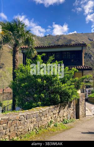 COVADONGA, SPAGNA - 6 APRILE 2025: Covadonga nelle Asturie è uno storico villaggio di montagna noto per la sua grotta sacra, la basilica Foto Stock