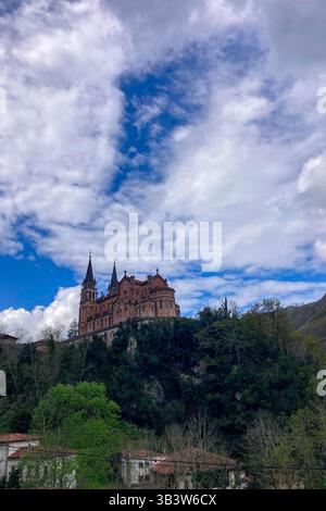 COVADONGA, SPAGNA - 6 APRILE 2025: Covadonga nelle Asturie è uno storico villaggio di montagna noto per la sua grotta sacra, la basilica Foto Stock