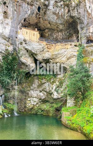 COVADONGA, SPAGNA - 6 APRILE 2025: Covadonga nelle Asturie è uno storico villaggio di montagna noto per la sua grotta sacra, la basilica Foto Stock