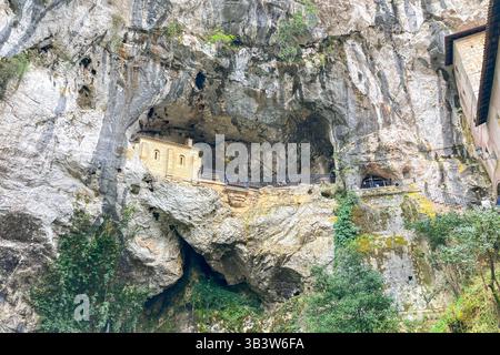 COVADONGA, SPAGNA - 6 APRILE 2025: Covadonga nelle Asturie è uno storico villaggio di montagna noto per la sua grotta sacra, la basilica Foto Stock