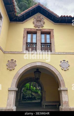 COVADONGA, SPAGNA - 6 APRILE 2025: Covadonga nelle Asturie è uno storico villaggio di montagna noto per la sua grotta sacra, la basilica Foto Stock