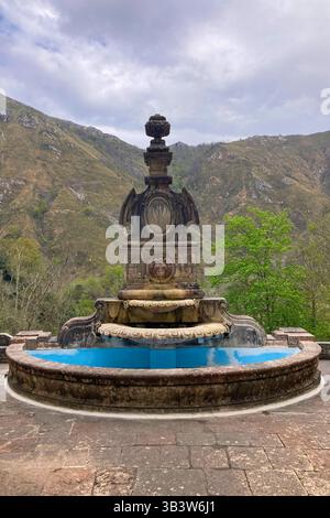COVADONGA, SPAGNA - 6 APRILE 2025: Covadonga nelle Asturie è uno storico villaggio di montagna noto per la sua grotta sacra, la basilica Foto Stock