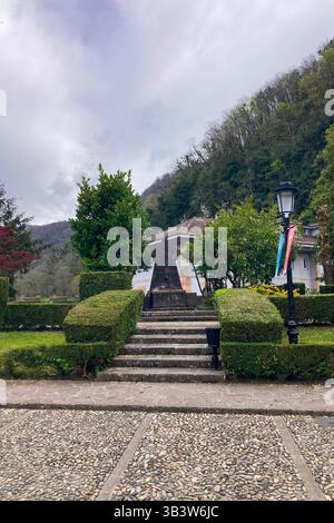 COVADONGA, SPAGNA - 6 APRILE 2025: Covadonga nelle Asturie è uno storico villaggio di montagna noto per la sua grotta sacra, la basilica Foto Stock