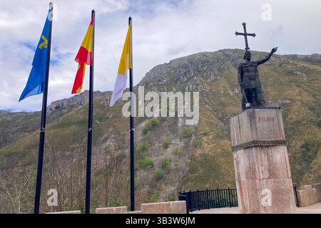 COVADONGA, SPAGNA - 6 APRILE 2025: Covadonga nelle Asturie è uno storico villaggio di montagna noto per la sua grotta sacra, la basilica Foto Stock