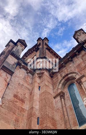 COVADONGA, SPAGNA - 6 APRILE 2025: Covadonga nelle Asturie è uno storico villaggio di montagna noto per la sua grotta sacra, la basilica Foto Stock