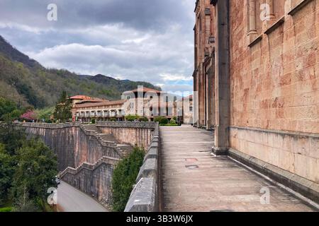COVADONGA, SPAGNA - 6 APRILE 2025: Covadonga nelle Asturie è uno storico villaggio di montagna noto per la sua grotta sacra, la basilica Foto Stock