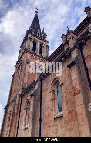 COVADONGA, SPAGNA - 6 APRILE 2025: Covadonga nelle Asturie è uno storico villaggio di montagna noto per la sua grotta sacra, la basilica Foto Stock