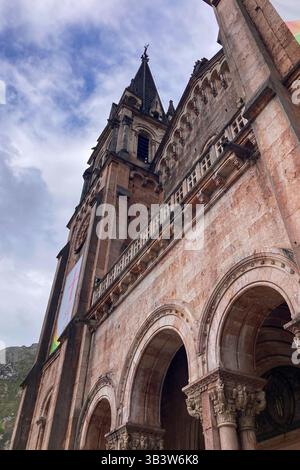 COVADONGA, SPAGNA - 6 APRILE 2025: Covadonga nelle Asturie è uno storico villaggio di montagna noto per la sua grotta sacra, la basilica Foto Stock