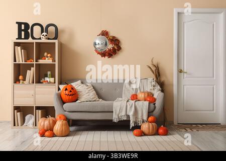 Elegante soggiorno con ballo da discoteca e morbido divano decorato per la festa di Halloween Foto Stock