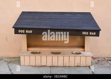 Bar per cani, cuccia con ciotole per cani, ristorante in cui sono ammessi gli animali domestici Foto Stock