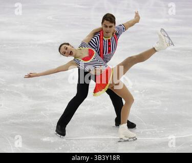 15 febbraio 2018 - Pyeongchang, COREA - Anna Duskova e Martin Bidar della Repubblica Ceca gareggiano a coppie durante i Giochi Olimpici invernali di Pyeongchang 2018 presso la Gangneung Ice Arena. (Immagine di credito: © David McIntyre via ZUMA Wire) Foto Stock
