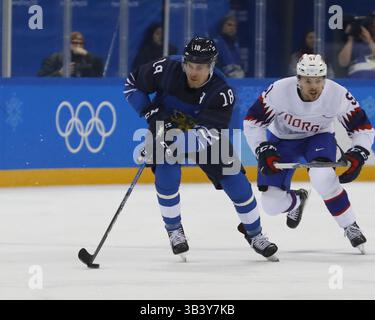 16 febbraio 2018 - Pyeongchang, COREA - Finlandia il difensore Sami Lepisto (18) e l'attaccante norvegese Mats Rosseli Olsen (51) combattono per il puck durante la partita del gruppo C maschile di hockey su ghiaccio di Finlandia e Norvegia ai Giochi Olimpici invernali di Pyeongchang 2018 al Gangneung Hockey Centre. La Finlandia ha battuto la Norvegia 5-1. (Immagine di credito: © David McIntyre via ZUMA Wire) Foto Stock