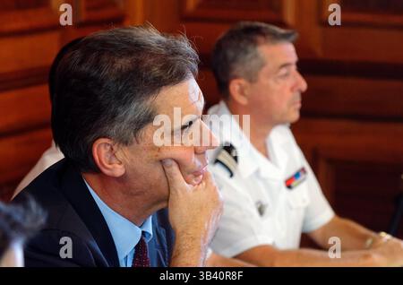 7 agosto 2015 - Saint-Denis, isola di riunione, Francia - su richiesta del Presidente della Repubblica e del primo Ministro, e per rispondere alle esigenze dell'indagine, si è deciso di dispiegare ulteriori mezzi aerei e marittimi per rilevare la possibile presenza di nuovi detriti al largo di la Reunion. Dominique Sorain, prefetto di riunione, ha tenuto una conferenza stampa oggi venerdì 7 agosto 2015 alle 15 nella prefettura di Saint-Denis, alla presenza di Jacques Luthaud, alto comandante delle forze armate della zona sud dell'Oceano Indiano (FAZSOI) per sostituto, comandante della zona meridionale del mare di â€‹â€‹il i Foto Stock