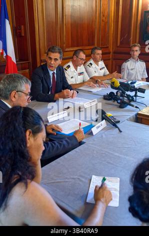 7 agosto 2015 - Saint-Denis, isola di riunione, Francia - su richiesta del Presidente della Repubblica e del primo Ministro, e per rispondere alle esigenze dell'indagine, si è deciso di dispiegare ulteriori mezzi aerei e marittimi per rilevare la possibile presenza di nuovi detriti al largo di la Reunion. Dominique Sorain, prefetto di riunione, ha tenuto una conferenza stampa oggi venerdì 7 agosto 2015 alle 15 nella prefettura di Saint-Denis, alla presenza di Jacques Luthaud, alto comandante delle forze armate della zona sud dell'Oceano Indiano (FAZSOI) per sostituto, comandante della zona meridionale del mare di â€‹â€‹il i Foto Stock