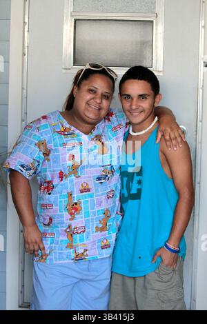 29 giugno 2015 - St. Petersburg, Florida, Stati Uniti - DIRK SHADD | Times .Black Students Achievement gap project:.Ermarie Otero e suo figlio Ivan Rivera-Otero fuori dalla loro casa mobile nel parco mobile Sun Village di largo. (Foto scattata il 06/29/15).STORIA SOMMARIO: La famiglia di Ivan viveva vicino all'ospedale pediatrico in modo che il suo fratello disabile Derrick potesse ricevere cure mediche regolari. Ma dopo che Ivan era stato vittima di bullismo alla Campbell Park Elementary School, sua madre ha dovuto scegliere tra l'educazione di un figlio e la salute di un figlio. Dopo essersi sentiti insicuri a scuola, alla fine si trasferirono a largo so IVA Foto Stock