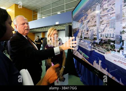 13 agosto 2015 - Tampa, Florida, Stati Uniti - foto di JAMES BORCHUCK | Times ..Luis Ajamil, presidente e CEO di Bermello, Ajamil & Partners, mostra i nuovi piani per l'area del Distretto della Manica ai membri dei media dopo una conferenza stampa giovedì 13 agosto 2015. Port Tampa Bay ha annunciato il suo piano di visione per il Channel District, che include lo sviluppo di oltre 9 milioni di piedi quadrati di spazio ad uso misto e 1,5 miliardi di dollari di investimenti privati nel prossimo decennio. Lo sviluppo includerà spazi residenziali, commerciali, uffici e hotel, parchi, un porto turistico e un terminal delle navi da crociera multiuso. (Crediti Foto Stock