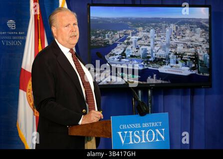 13 agosto 2015 - Tampa, Florida, Stati Uniti - foto di JAMES BORCHUCK | Times ..Luis Ajamil, presidente e CEO di Bermello, Ajamil & Partners, mostra i nuovi piani per la Channel District area durante una conferenza stampa giovedì 13 agosto 2015. Port Tampa Bay ha annunciato il suo piano di visione per il Channel District, che include lo sviluppo di oltre 9 milioni di piedi quadrati di spazio ad uso misto e 1,5 miliardi di dollari di investimenti privati nel prossimo decennio. Lo sviluppo includerà spazi residenziali, commerciali, uffici e hotel, parchi, un porto turistico e un terminal delle navi da crociera multiuso. (Immagine di credito: © James Foto Stock