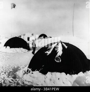 18 aprile 2012 - la Russia sovietica crea una nuova stazione di ricerca per il polo nord. Costruito su un pavimento di ghiaccio. Alla fine di aprile, le autorità sovietiche hanno istituito una nuova stazione di ricerca per le piattaforme glaciali ''Polo Nord-5'' nella parte orientale dell'Artico. Nel giro di pochi giorni un'intera cittadina sorse tra le alte amache innevate su un grande pavimento di ghiaccio di molti anni. Tutto il necessario per la vita e la ricerca - tende - abitazioni - generi alimentari - e tutta una serie di attrezzature scientifiche sono stati trasportati dalla terraferma. L'area intorno alla stazione ''Polo Nord-5'' e' una delle meno esplorate nell'Artico centrale Foto Stock