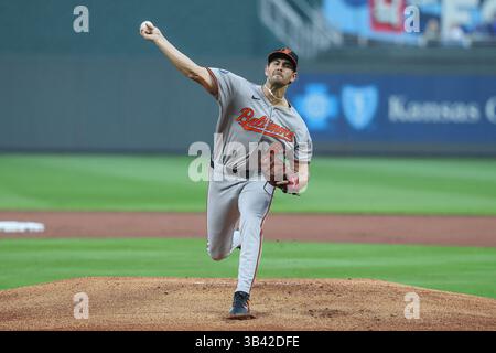 Kansas City, Missouri, Stati Uniti. 4 aprile 2025. Il lanciatore titolare dei Baltimore Orioles Dean Kremer (64) si scalda prima della fine del primo inning di una partita di baseball della MLB contro i Kansas City Royals al Kauffman Stadium di Kansas City, Missouri. David Smith/CSM/Alamy Live News Foto Stock