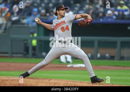 Kansas City, Missouri, Stati Uniti. 4 aprile 2025. Il lanciatore titolare dei Baltimore Orioles Dean Kremer (64) lanciò contro i Kansas City Royals durante il primo inning di una partita di baseball della MLB al Kauffman Stadium di Kansas City, Missouri. David Smith/CSM/Alamy Live News Foto Stock